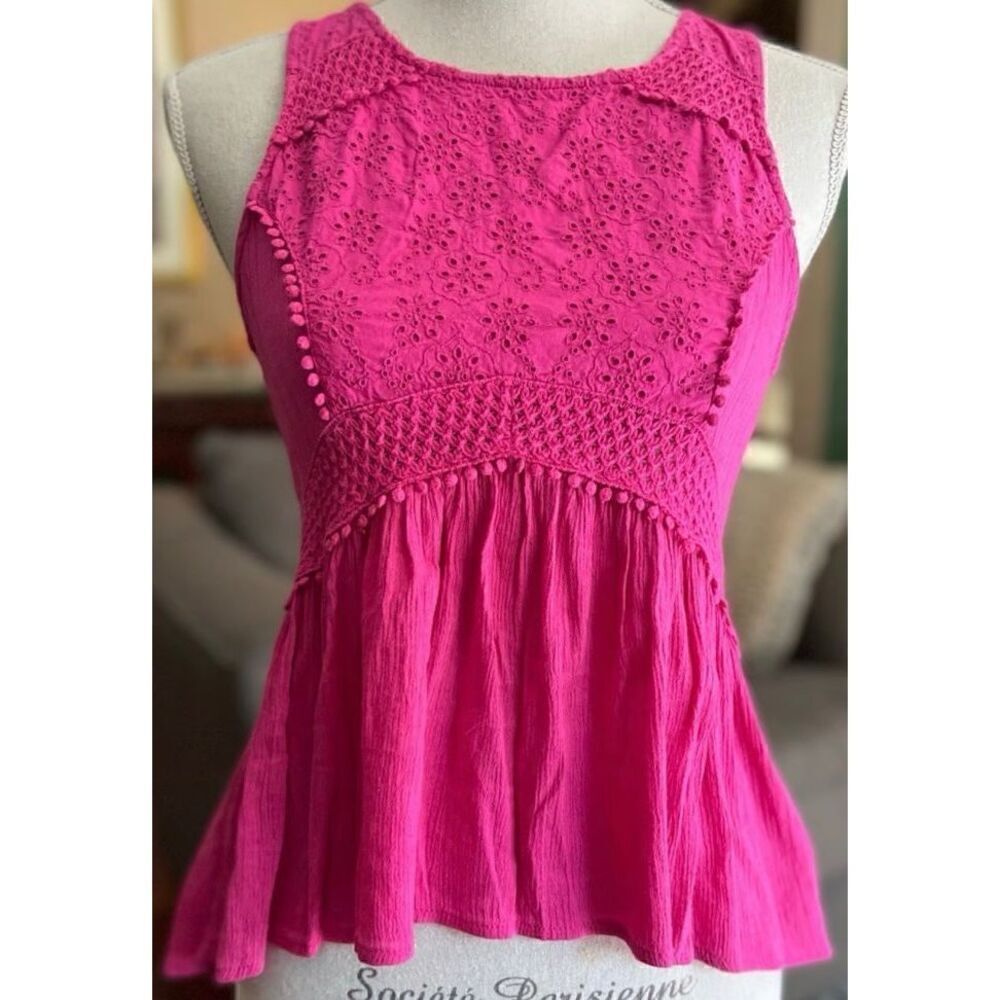 Hollister sleeveless blouse with keyhole button closure S